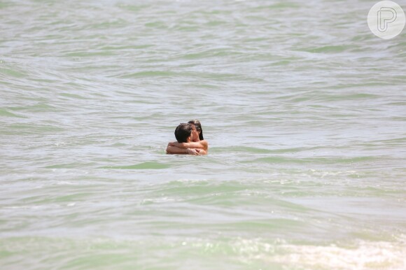 Luciana Gimenez e o namorado, o economista Renato Breia, se beijaram em praia de Trancoso  (Bahia)