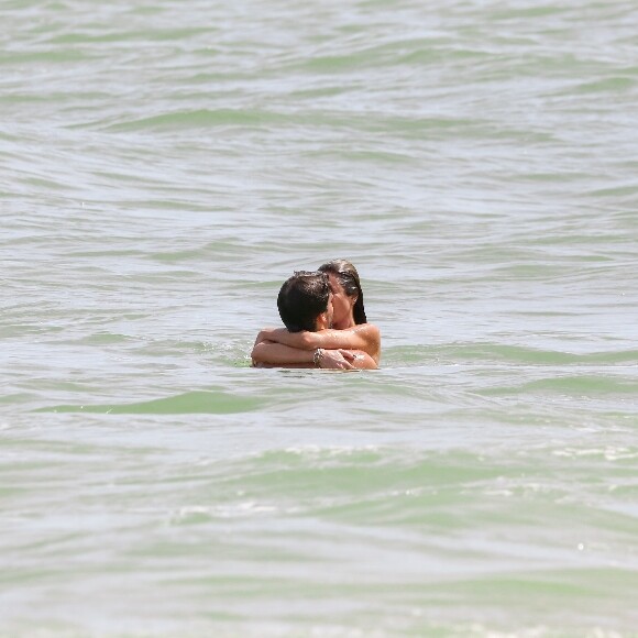 Luciana Gimenez e o namorado, o economista Renato Breia, se beijaram em praia de Trancoso  (Bahia)