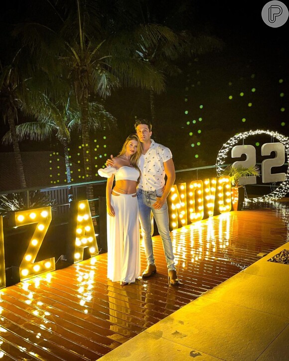 Luan Santana celebrou a chegada de 2022 com a namorada, Izabela Cunha