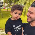 Filho de Marília Mendonça posa com o pai, Murilo Huff, em foto