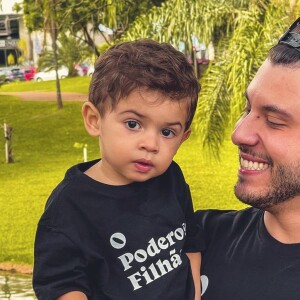 Filho de Marília Mendonça posa com o pai, Murilo Huff, em foto