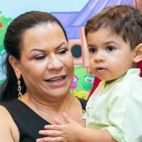 Mãe de Marília Mendonça faz pedido na virada do ano em foto com o neto: 'Que morra toda dor'