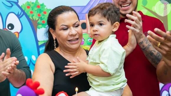 Filho de Marília Mendonça, Leo posa com a avó na virada do ano, em 1º de janeiro de 2022