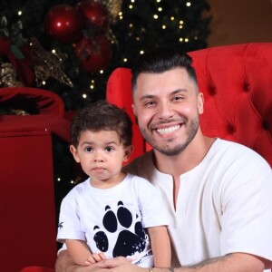 Filho de Marília Mendonça, Leo posa com o pai em foto de Natal