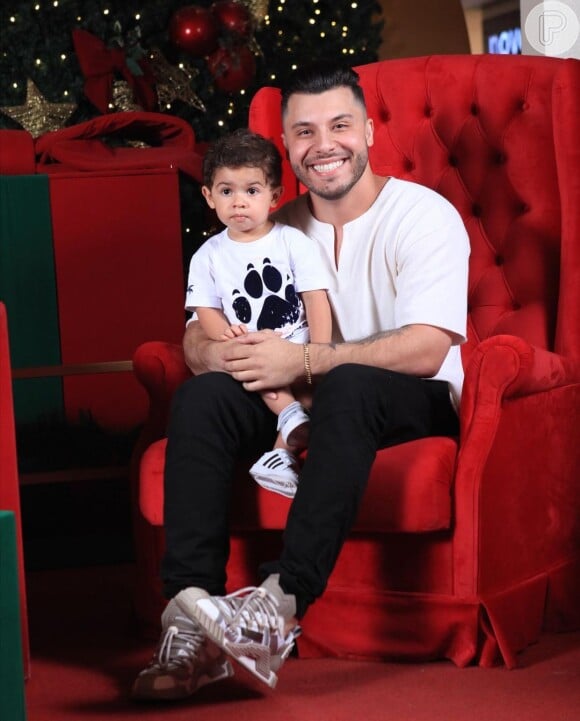 Filho de Marília Mendonça, Leo posa com o pai em foto de Natal