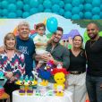 Filho de Marília Mendonça posa com o pai e os avós em festa de aniversário