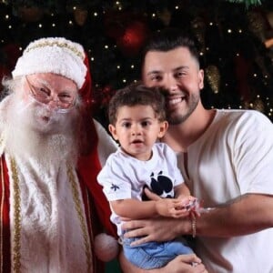 Filho de Marília Mendonça conhece o Papai Noel ao lado do pai, Murilo Huff