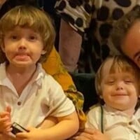Filhos de Paulo Gusttavo e Thales Bretas roubam a cena em foto com a mãe do ator: 'Lindos'