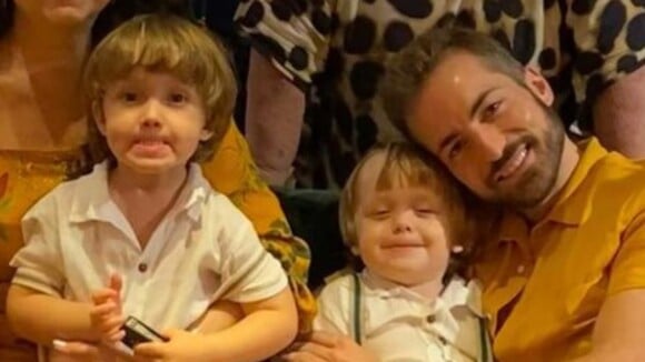 Filhos de Paulo Gusttavo e Thales Bretas roubam a cena em foto com a mãe do ator: 'Lindos'