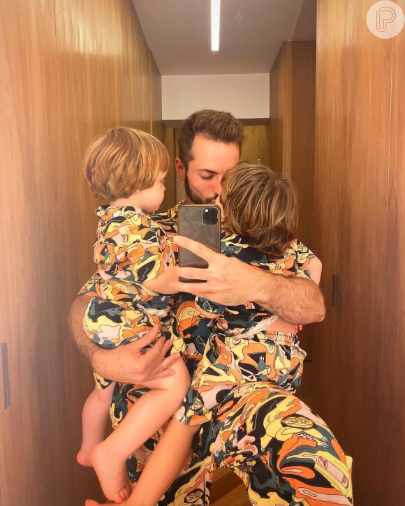 Viúvo de Paulo Gustavo, Thales Bretas beija filho em foto