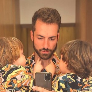 Viúvo de Paulo Gustavo, Thales Bretas combina looks com os filhos
