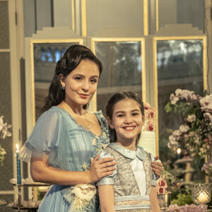 Elisa (Larissa Manoela) e Isadora (Sofia Budke) são filhas de Matias (Antonio Calloni) e Violeta (Malu Galli) na novela 'Além da Ilusão'