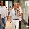 Xuxa e Dudu, o cachorrinho de estimação da cantora, são flagrados durante passeio no shopping