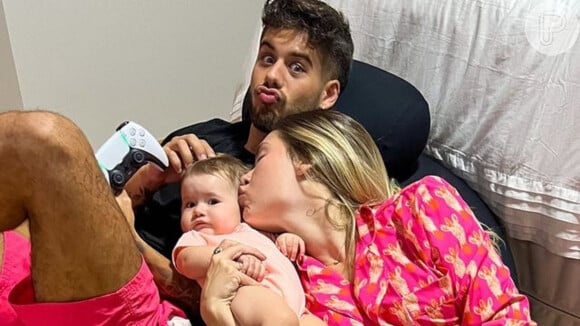 Virgínia Fonseca faz foto em família e tenta beijar a filha, mas reação de Maria Alice mostra que a menina não estava feliz com tanto contato físico