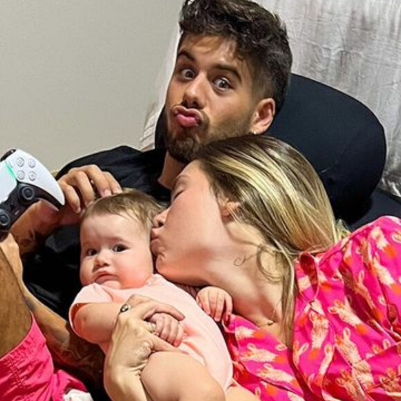 Virgínia Fonseca faz foto em família e tenta beijar a filha, mas reação de Maria Alice mostra que a menina não estava feliz com tanto contato físico