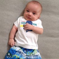 Filho de Patricia Abravanel, de dois meses, aparece em foto com look 'surfista'