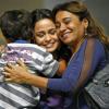 De volta ao Brasil, Morena abraça sua família, em 'Salve Jorge'