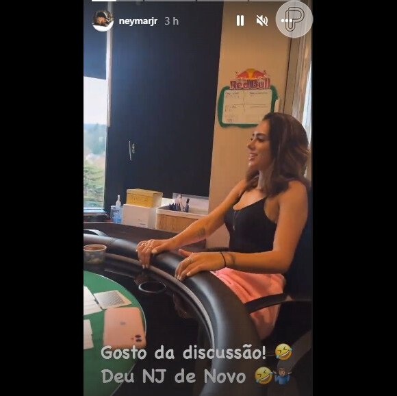 Neymar mostra Bruna Biancardi jogando baralho em sua casa