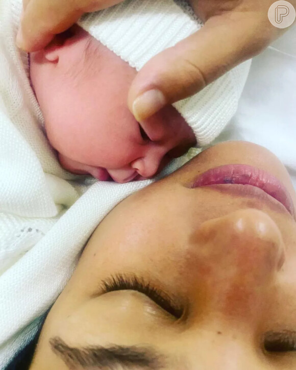 Amélia, filha de Yanna Lavigne e Bruno Gissoni, chegou ao mundo através de uma cesariana