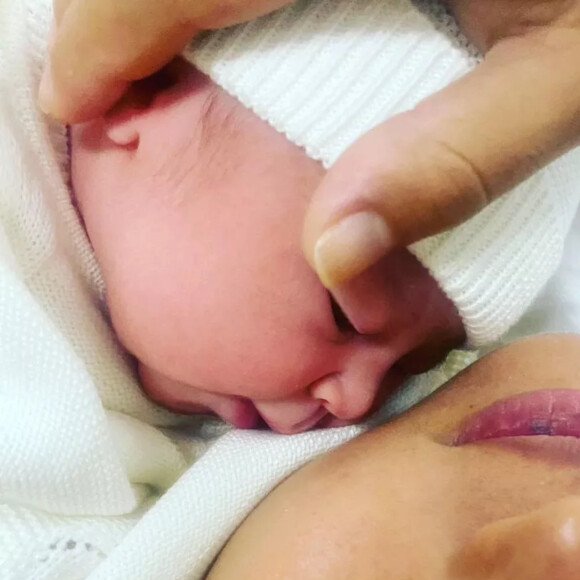 Amélia, filha de Yanna Lavigne e Bruno Gissoni, chegou ao mundo através de uma cesariana