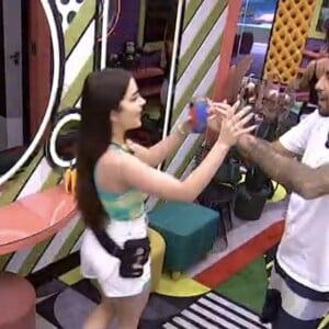 Ao sair do tour nos quartos 'BBB 22', Jade Picon encontrou Pedro Scooby no corredor: 'Também [ia falar com você antes], mas você estava tão de boa no Réveillon [que achei que não viesse]'