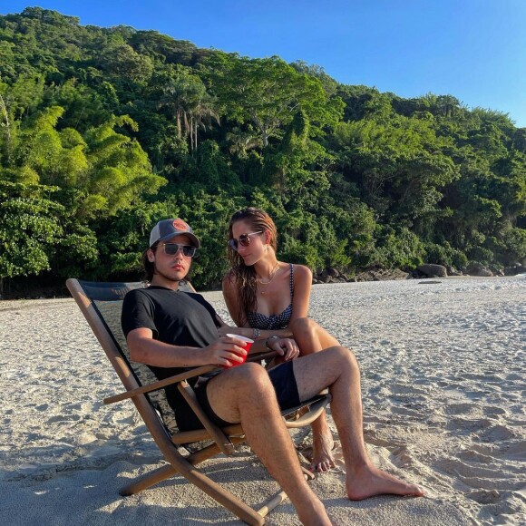 João Guilherme Silva aparece em cenário paradisíaco com uma mulher, mas não revelou o nome dela