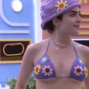 Internautas brincaram com o biquíni de crochê usado por Jade Picon no 'BBB 22' e perguntaram se, caso comprassem a peça, ela viria com um esparadrapo para colocar no umbigo e bloquear energias ruins