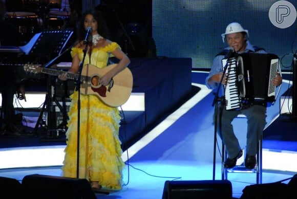 Paula Fernandes tocou violão ao lado do sanfoneiro Dominguinhos