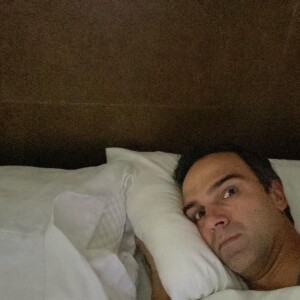 'BBB 22': Tadeu Schmidt publicou uma foto deitado na cama e com os olhos bem abertos