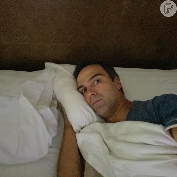 'BBB 22': Tadeu Schmidt publicou uma foto deitado na cama e com os olhos bem abertos
