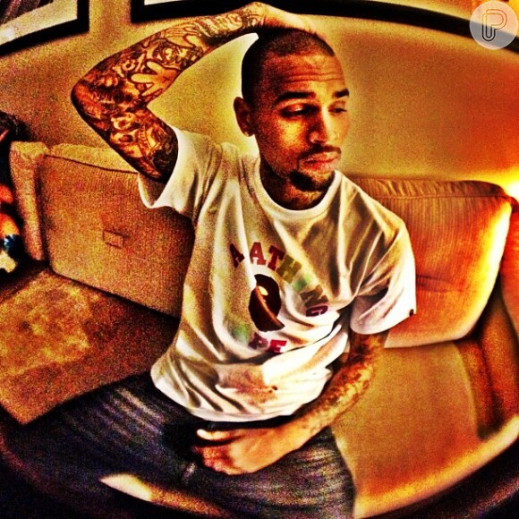 A foto de Chris Brown que deu origem à dicussão