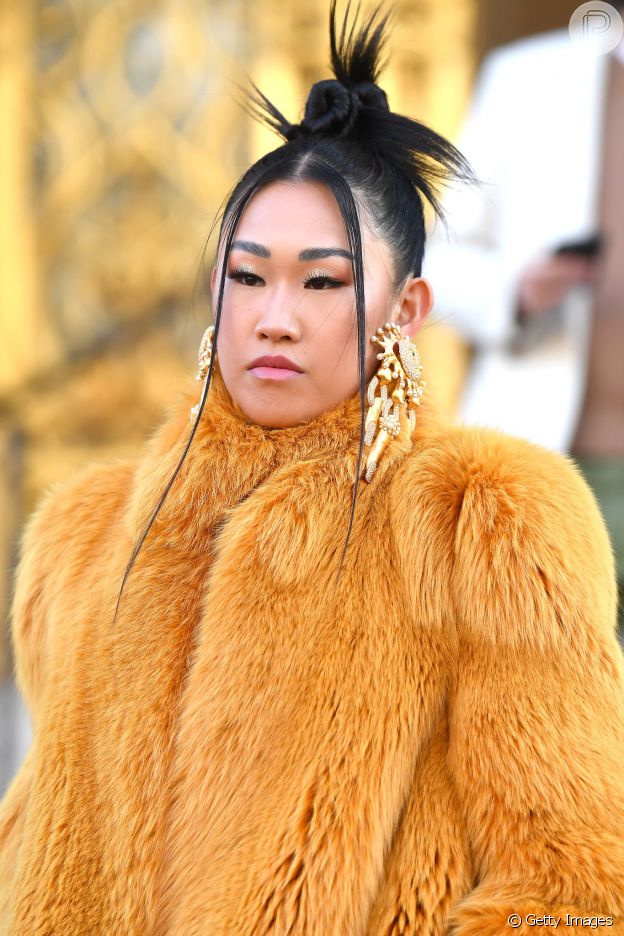 Coque assimétrico com pontas desconexas é destaque em penteados de Paris Fashion Week