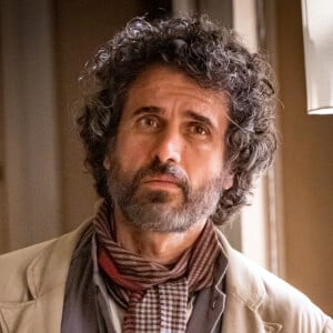 Matias (Antonio Calloni) recebe ajuda de Leônidas (Eriberto Leão) na novela 'Além da Ilusão' após morte da filha