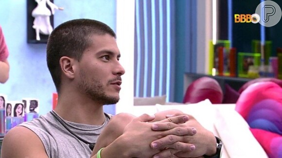 Arthur Aguiar explicou no 'BBB 22' o motivo de não levar objetos de Mayra Cardi: 'Imagina se eu trago uma peça dela, dou um cheiro e fico com saudade, pilhado... Preferi não trazer.'