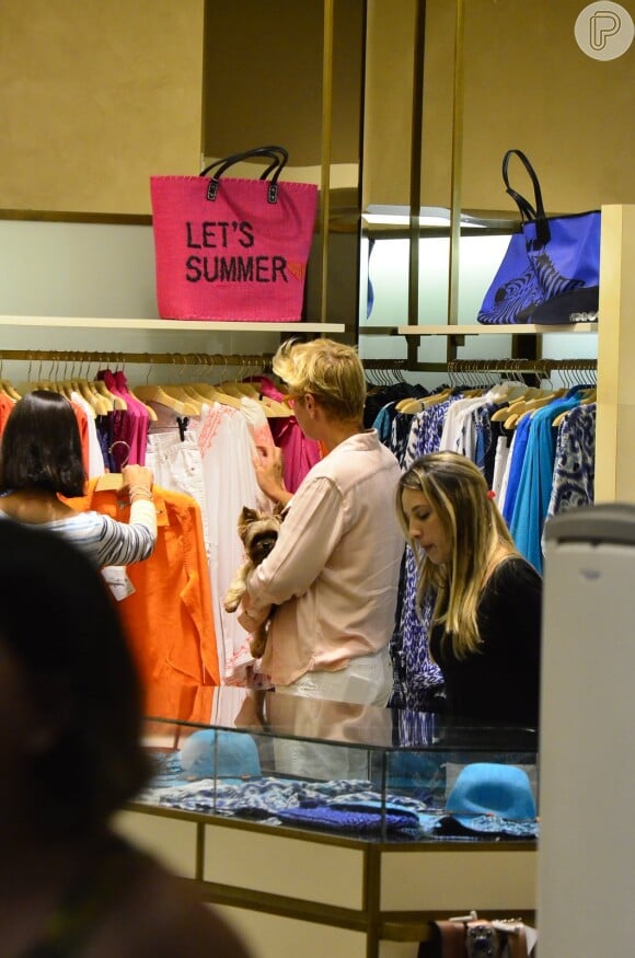 Xuxa escolhe algumas roupas em uma loja no shopping Rio Design Barra, na Zona Oeste do Rio