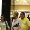Xuxa passeia em shopping no Rio com o cachorrinho, Dudu, nos braços