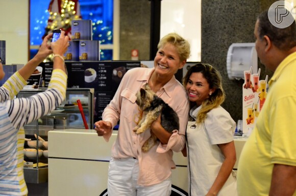 Simpática, Xuxa tirou fotos com os fãs durante passeio em shopping