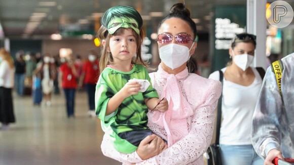 Filha de Sabrina Sato, Zoe rouba a cena com fantasia no aeroporto de Congonhas, em São Paulo, em 29 de janeiro de 2021