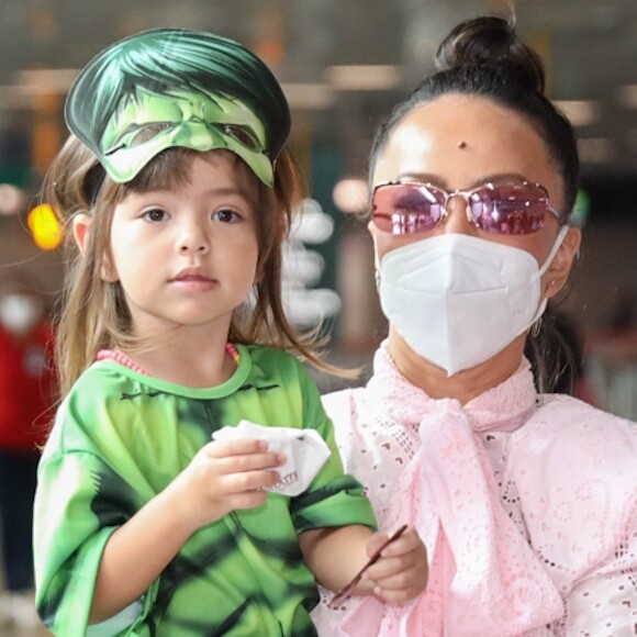 Filha de Sabrina Sato, Zoe rouba a cena com fantasia no aeroporto de Congonhas, em São Paulo, em 29 de janeiro de 2021