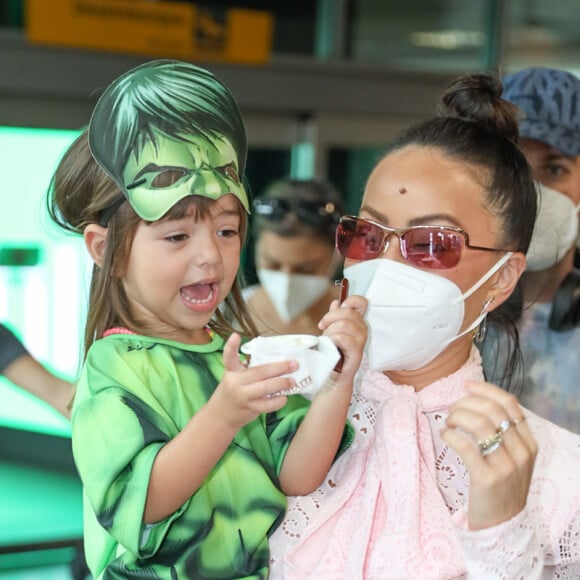 Sabrina Sato e a filha, Zoe, desembarcam no aeroporto de Congonhas, em São Paulo