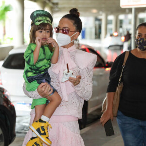 Sabrina Sato ajuda a filha, Zoe, a comer sorvete em aeroporto de Congonhas, em São Paulo