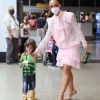 Filha de Sabrina Sato, Zoe usa fantasia de Hulk no aeroporto de Congonhas, em São Paulo