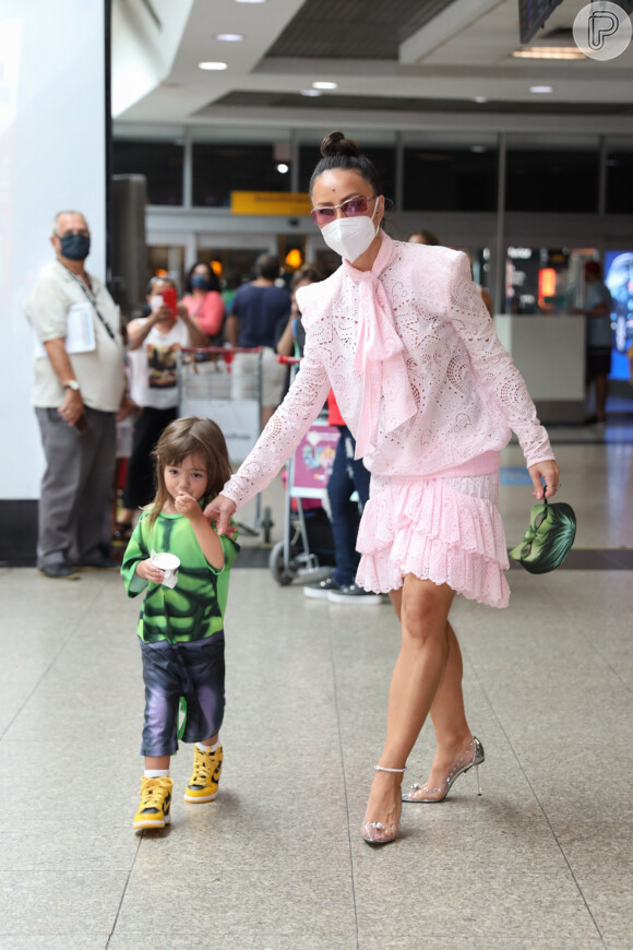 Filha de Sabrina Sato, Zoe usa fantasia de Hulk no aeroporto de Congonhas, em São Paulo