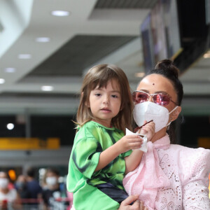 Sabrina Sato e a filha, Zoe, desembarcam no aeroporto de Congonhas, em São Paulo