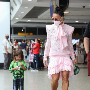 Sabrina Sato e a filha, Zoe, desembarcam no aeroporto de Congonhas, em São Paulo