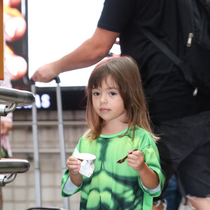 Filha de Sabrina Sato usa fantasia de Hulk