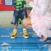 Filha de Sabrina Sato usa máscara de Hulk ao tomar sorvete em aeroporto