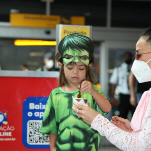 Sabrina Sato e a filha, Zoe, são flagradas em aeroporto de Congonhas, em São Paulo