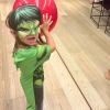 Filha de Sabrina Sato, Zoe brinca com fantasia de Hulk