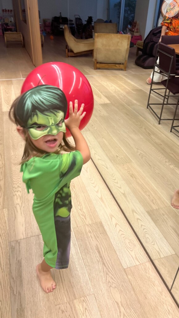 Filha de Sabrina Sato, Zoe brinca com fantasia de Hulk